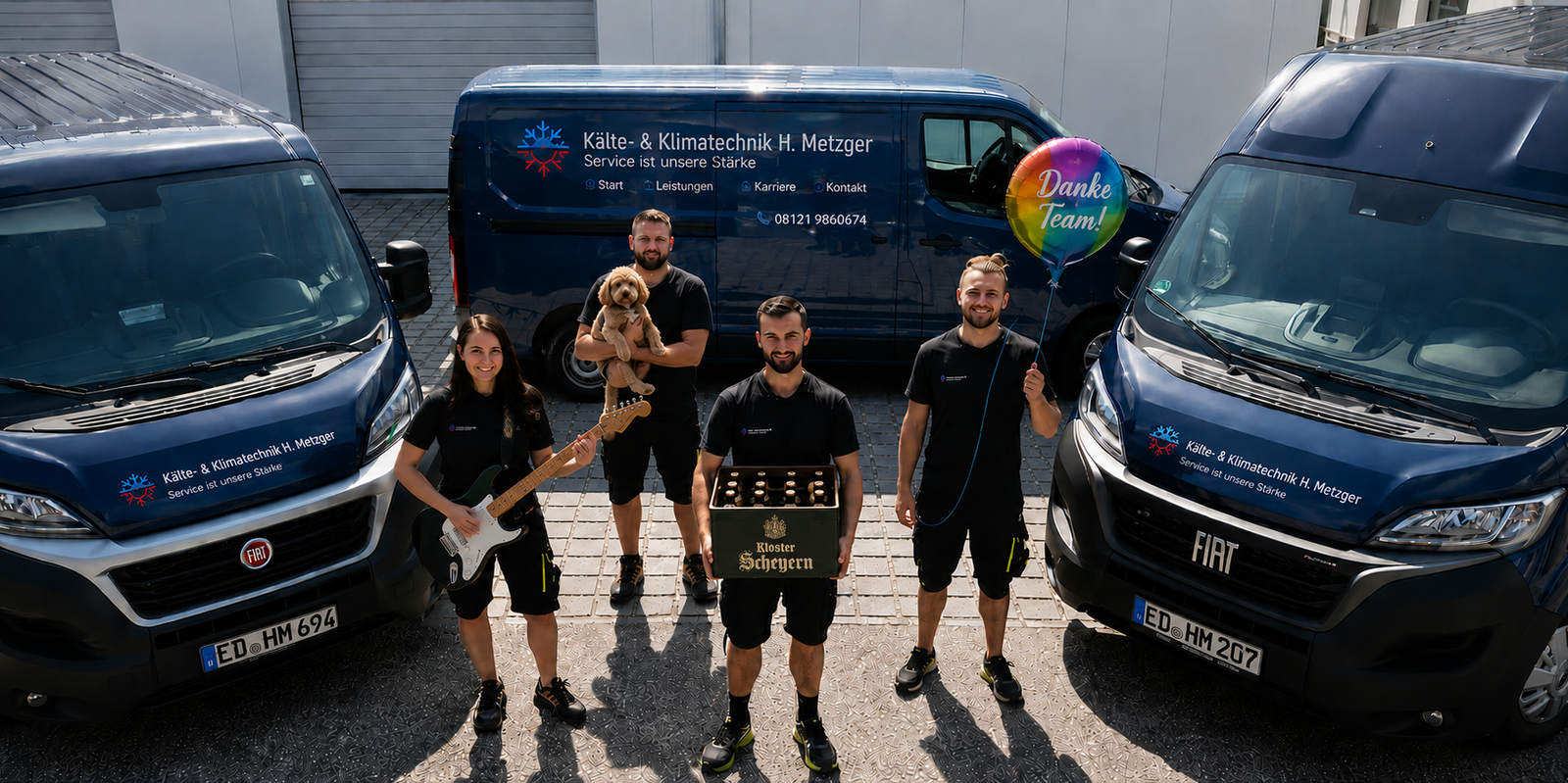 Team Metzger vor den Servicewagen